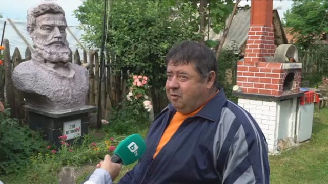 Снимка: Тракторист пази в двора си паметник на Христо Ботев