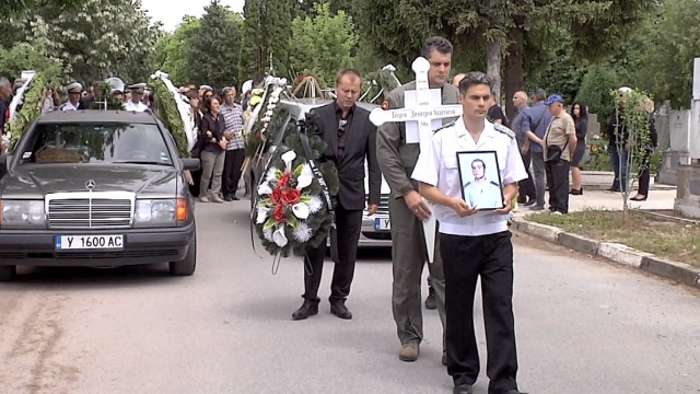 Снимка: В Ямбол погребаха с военни почести загиналия пилот (ВИДЕО)