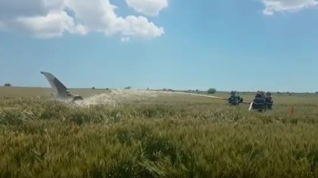 Снимка: Румънски МиГ-21 се разби при съвместно учение с българските ВВС (ВИДЕО)