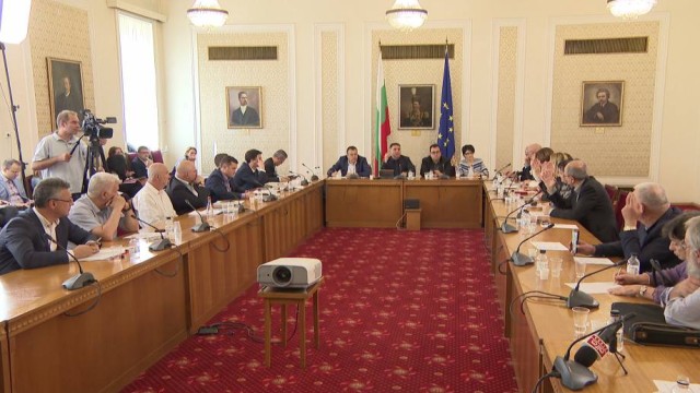 Снимка: Мажоритарният вот мина на първо четене в правната комисия 