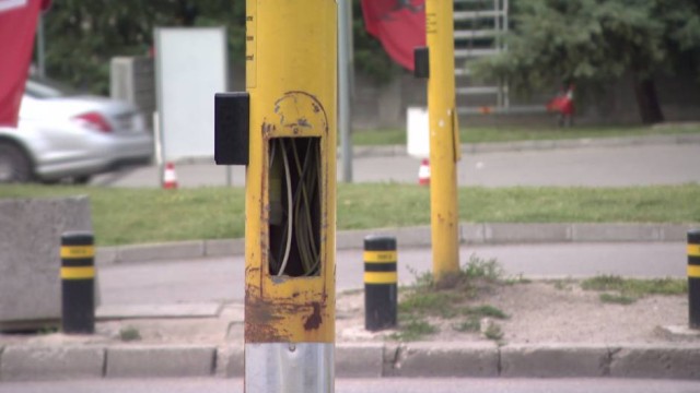 Снимка: Деца счупиха бутон на светофар в столицата