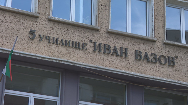 Снимка: Куриоз: Прием на дете в първи клас... след дарение за училището