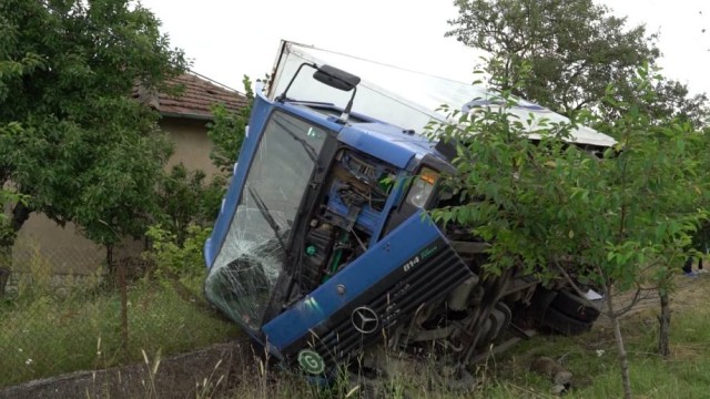 Снимка: За втори път: Тир се вряза в ограда на къща в монтанско село 