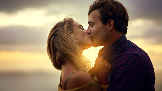 Снимка: Силата на шестсекундната целувка – защо буквално може да спаси връзката ни