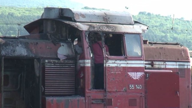 Снимка: Товарен влак се запали на гарата в Горна Оряховица, двама машинисти са с изгаряния 