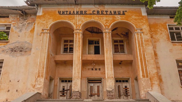 Снимка: Българските читалища: Кабинетът орязва парите за библиотеки с 60%. За читалища - с 9,7 млн. евро по-малко от обявеното