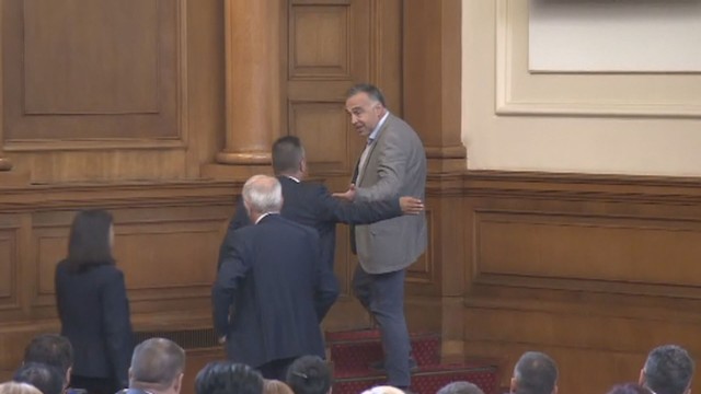 Снимка: „Техноимпекс” и ЧЕЗ почти докара до бой управляващи и опозиция (ВИДЕО)