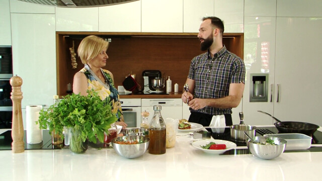 Полуфиналистът на MasterChef 5 Добрин Каранлъков показва 