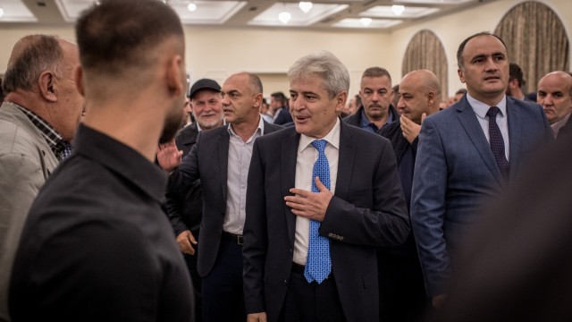 Снимка: Али Ахмети на разпит в прокуратурата на С. Македония заради корупционна схема