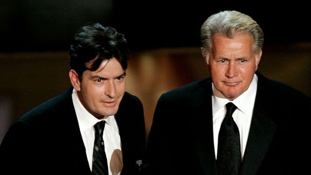 Снимка: Баща и син дори в сериал: Мартин и Чарли Шийн се събират в „Щастливият Джак“