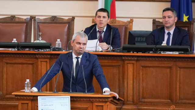 Снимка: Костадинов нарече протестиращите „фашистка измет“, последва скандал в залата