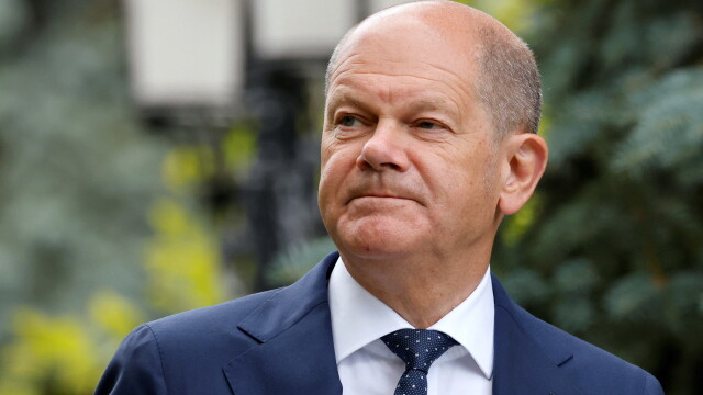 Германският канцлер Олаф Шолц заяви че германците отново оплакват със