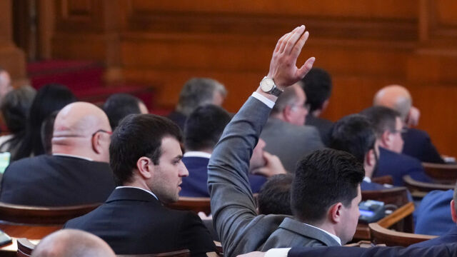 Снимка: Депутатите ще продължат с дебата за закриването на предприятието „Държавна петролна компания”
