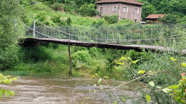 Снимка: Пропадане, стърчащи пирони и липсващи дъски на мост, свързващ село Левище със света
