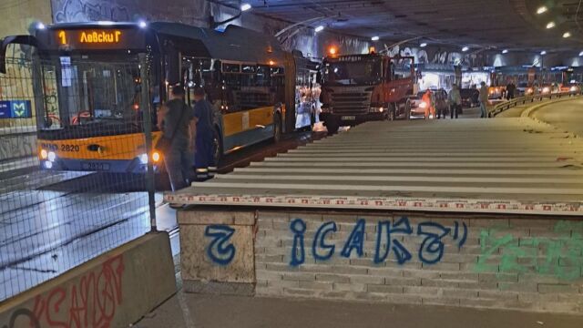 Снимка: Голямо задръстване в центъра на София, след като тролей аварира в подлеза на НДК