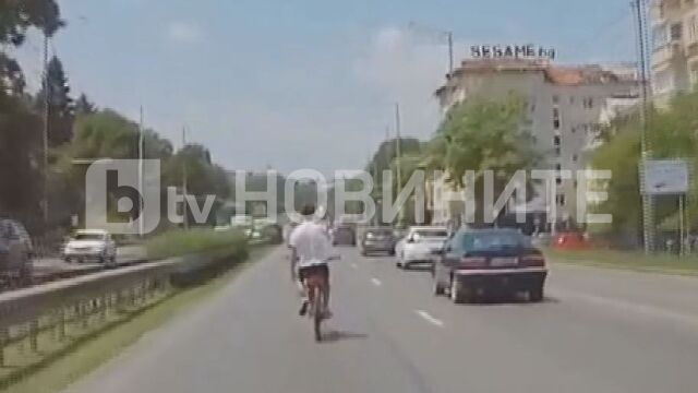 Снимка: От „Аз, репортерът“: Велосипедист изпреварва автомобили на „Цариградско шосе“ в София (ВИДЕО)