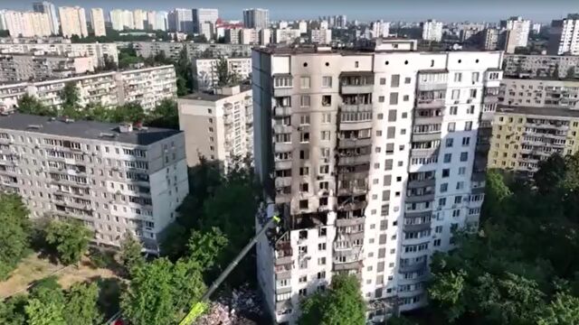 Снимка: Експлозия в жилищен блок в Киев: Трима загинаха, а 20 са извадени живи от отломките