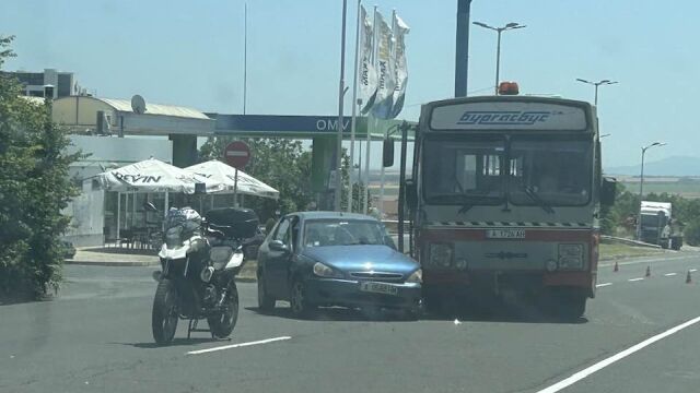 Снимка: Катастрофа между автобус на градския транспорт и кола в Бургас 