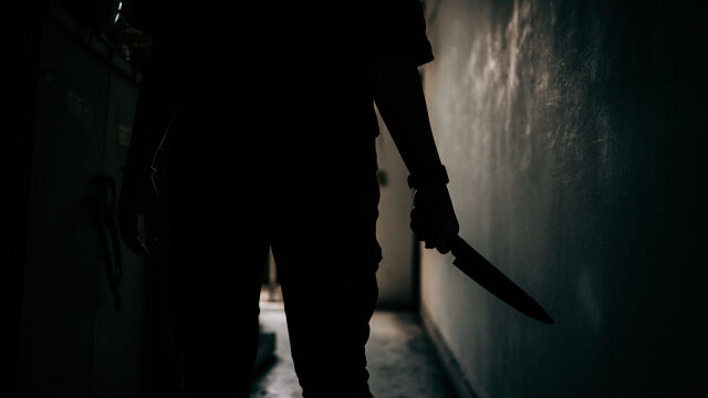 Снимка: Екшън в село Рупци: Мъж рани с нож две жени и взе едната за заложник