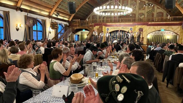 Снимка: Американец открадна халба от бирария в Мюнхен. 41 г. по-късно прави нещо забележително