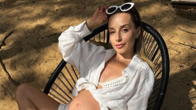 Снимка: Антоанет Пепе разкри бременно коремче в 8-ия месец - и къде си почива това лято (СНИМКИ + ВИДЕО)