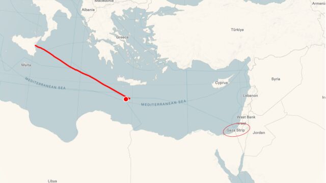 Снимка: Корабът „Мадлийн“ се отклони от пътя си към Газа заради лодка с бедстващи мигранти