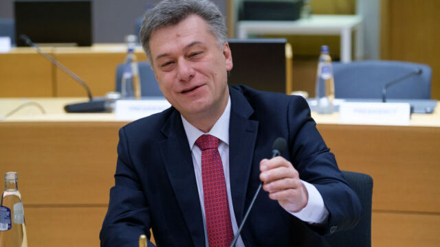 Снимка: Заради скандал с биткойни: Уволниха правосъдния министър на Чехия