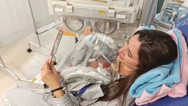 Снимка: Майка успя да прегърне недоносеното си бебе - 850 грама (ВИДЕО)