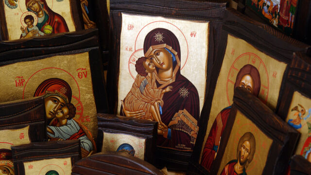 Снимка: 30 януари: Имен ден и почит към трима светци