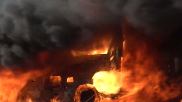 Снимка: 12-годишно дете и две кучета изгоряха в запалил се на пътя ван