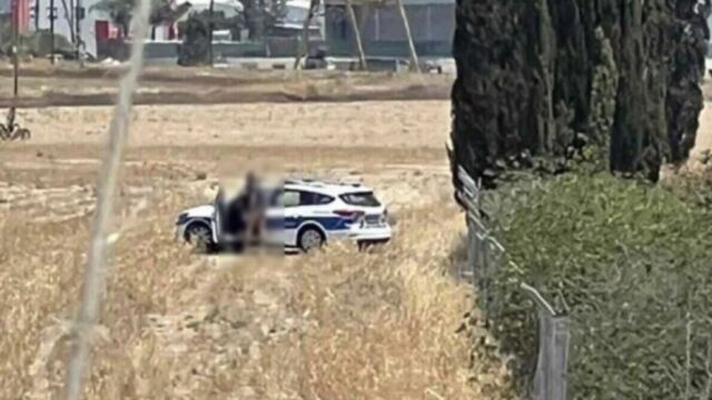 Снимка: Кадри на полицаи с патрулка, спряна в поле, взриви социалните мрежи (ВИДЕО)