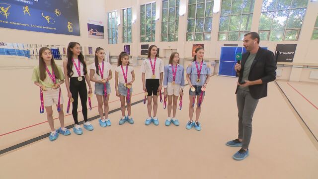 Снимка: Бъдещето е светло: Новите световни шампионки със сериозни заявки след триумфа в София (ВИДЕО)