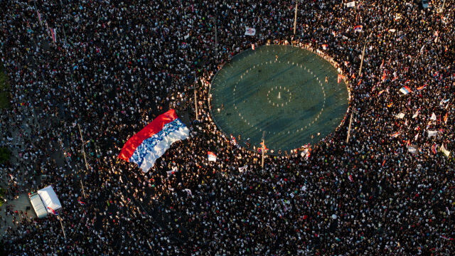Снимка: Студентите и опозицията в Сърбия се събраха на митинг с искане за предсрочни избори (ВИДЕО)