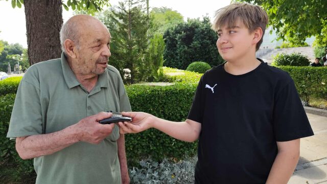 Снимка: Добрият пример: 12-годишнo момче върна изгубения портфейл на възрастен мъж
