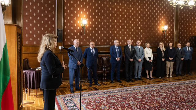 Йотова: България и БНБ трябва да защитят възпоменателната монета от 2 евро, посветена на българската азбука
