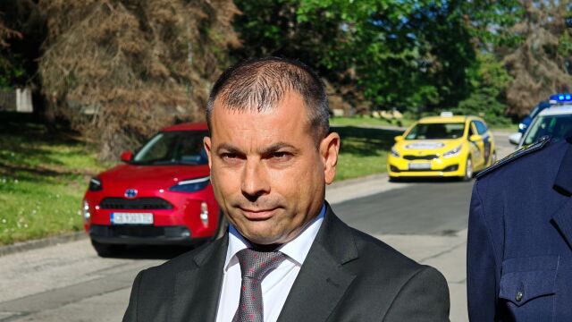 Хванаха 15-годишен зад волана в София, родителите му пътували с него