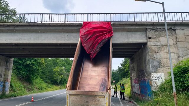 Самосвал удари мост на пътния възел за Китен и нанесе значителни щети (СНИМКИ)