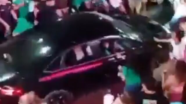 Снимка: Най-малко 17 пострадали: Кола се вряза в тълпа футболни фенове (ВИДЕО)