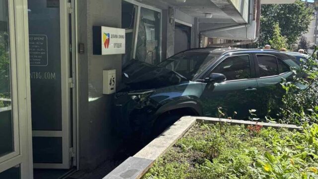 Снимка: Кола се заби в дентална клиника в София (СНИМКИ)