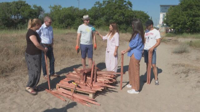 Снимка: „Героите на плажа“: С акция в Бургас пазят най-голямата градска дюна
