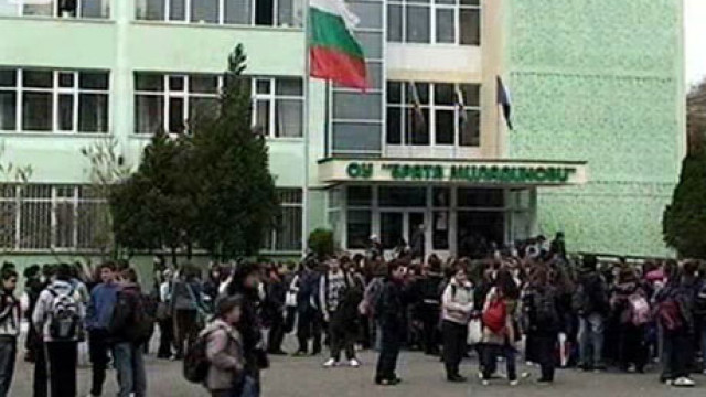 Снимка: Обмислят въвеждане на униформи за учителите