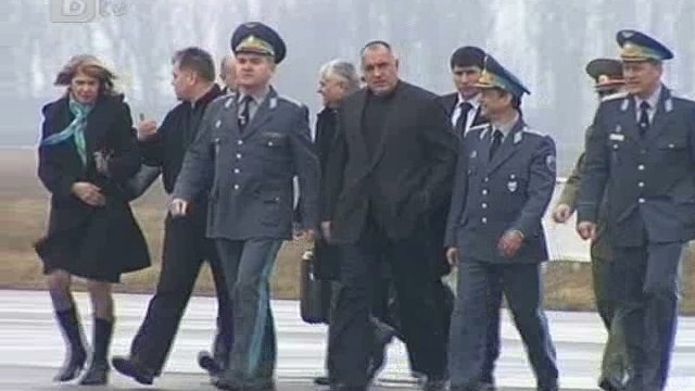 Снимка: Премиерът посети авиобаза 