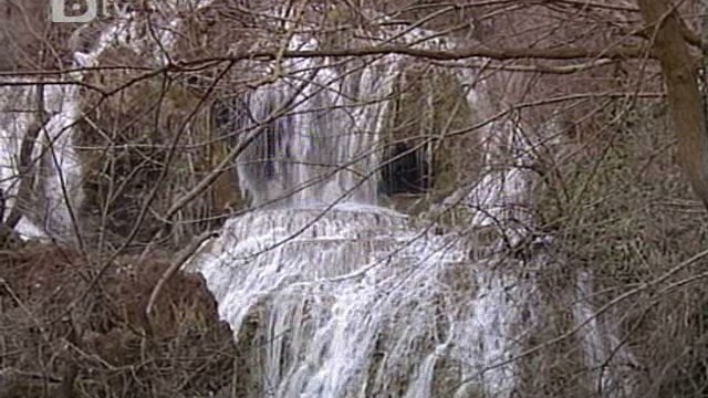 Снимка: Пазят с охрана Крушунския водопад