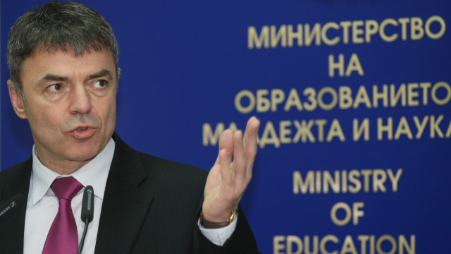 Снимка: Ученик сяда в стола на министър Игнатов