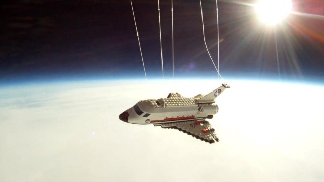 Снимка: Изстреляха совалка Lego в космоса