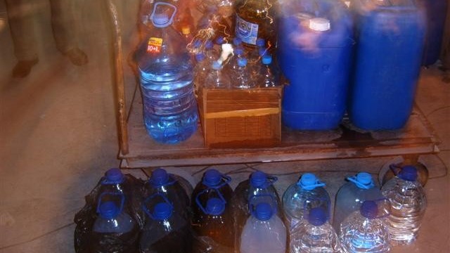 Снимка: 75 литра фалшив алкохол открит в Боровец