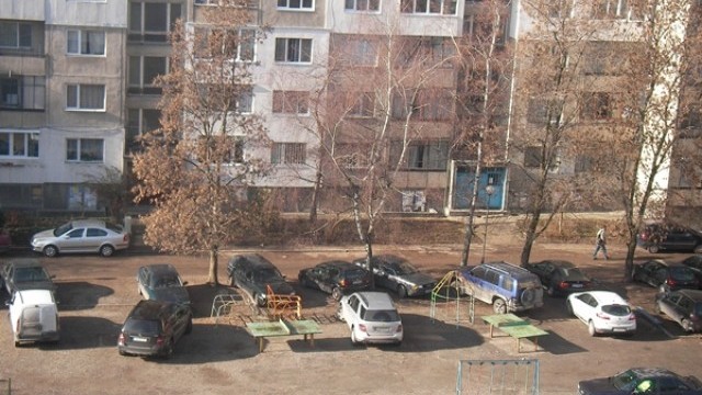 Снимка: Детска площадка превърната в паркинг