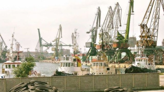 Снимка: Пристанищни работници във Варна - на протест