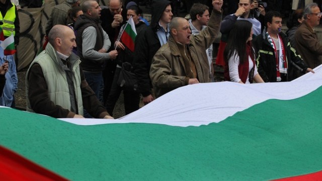 Снимка: Танци и бой на митинг в София