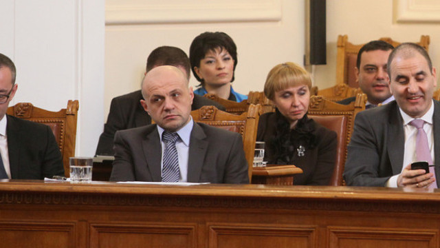 Снимка: Министри в оставка си писаха 